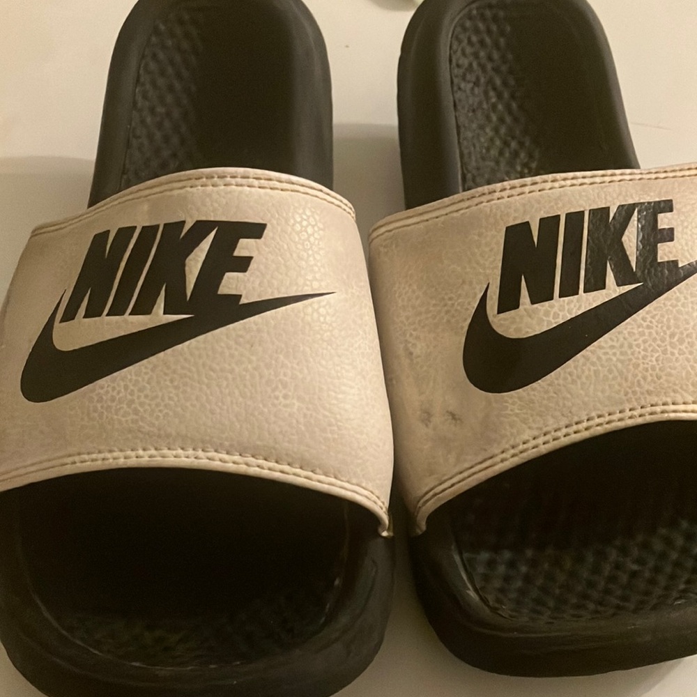 FINAL MARKDOWN Ladies Nike Slides 10